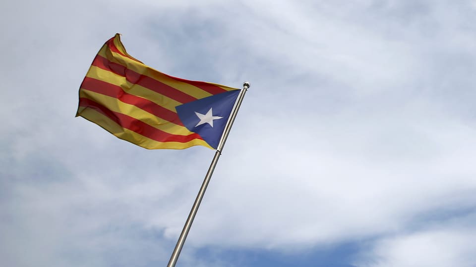 Eine Flagge der Unabhängigkeitsbewegung von Katalonien.