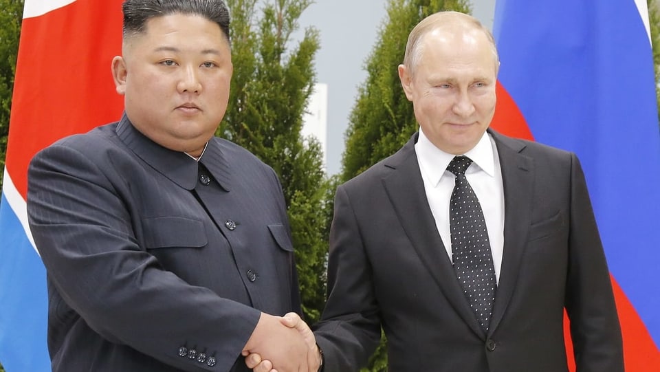 Kim Jong-un (l.) und Wladimir Putin reichen sich die Hand.