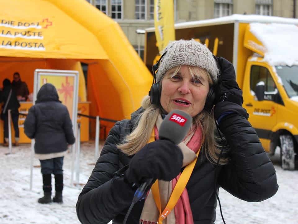 Christine Hubacher auf dem Münsterplatz mit Kopfhörer und Mikrofon.