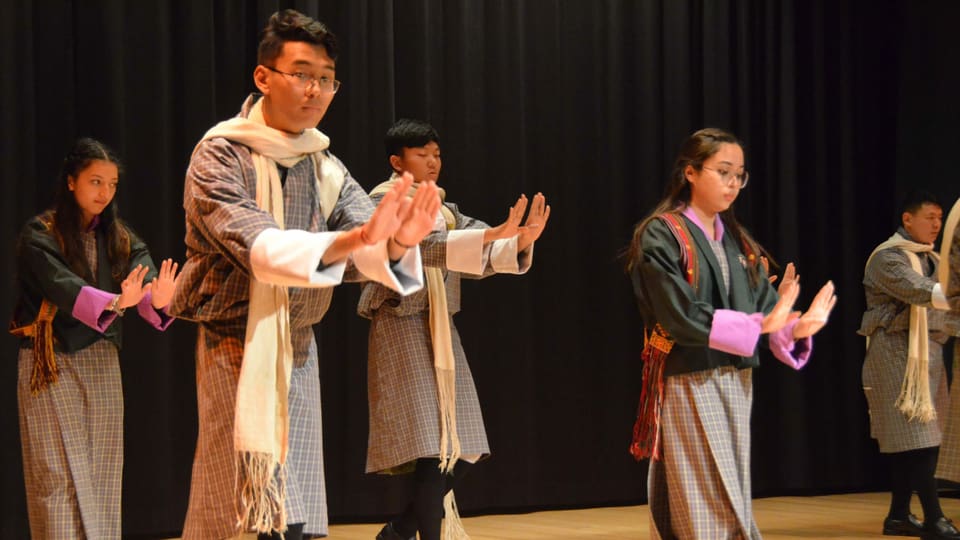 In der Aula der Kantonsschule Alpenquai gaben die buthanesischen Jugendlichen Einblicke in ihr Land. Da gehörte auch eine Tanzvorführung dazu.