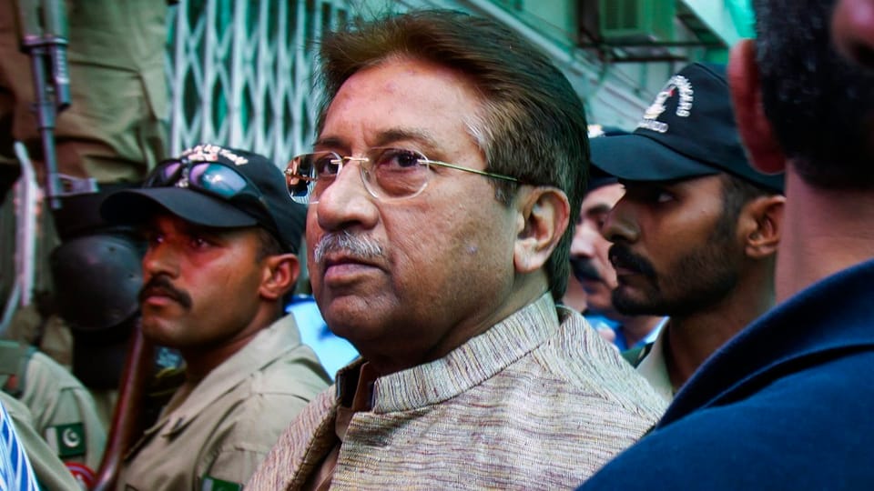 Musharraf in Mitten von Polizeikräften. 