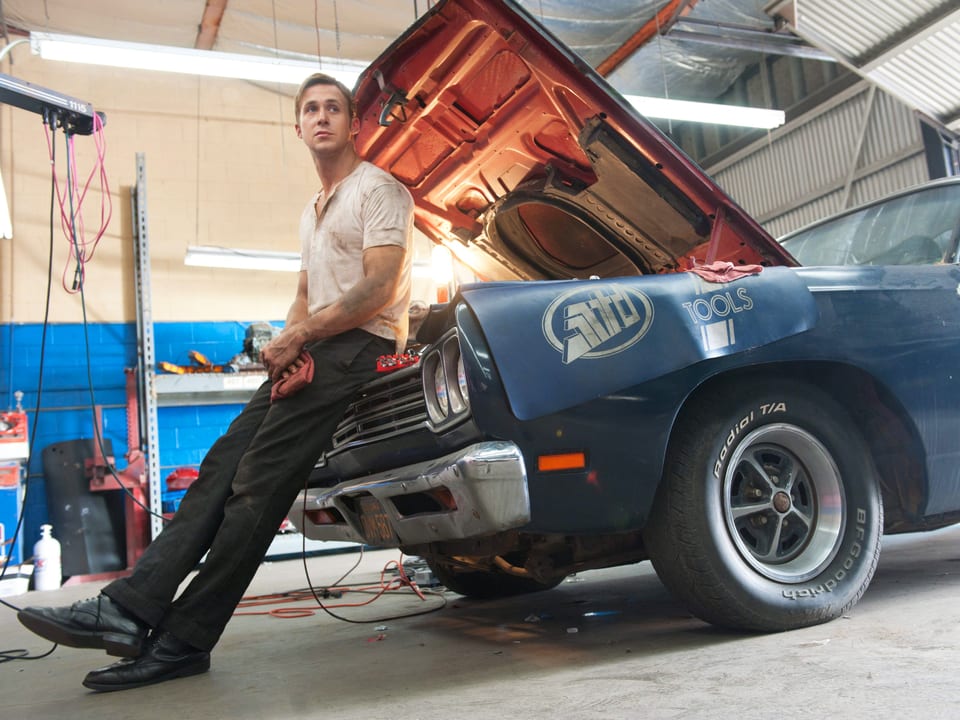 Ryan Gosling lehnt an ein Auto. Ein Ausschnitt aus dem Film «Drive».