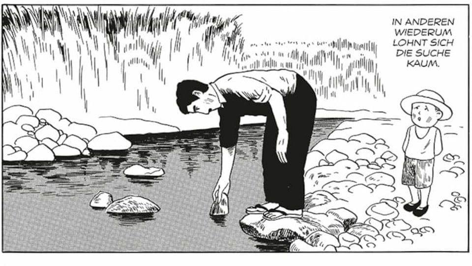 Ein Mann steht am Flussufer und begutachtet einen Stein. Neben ihn steht ein kleiner Junge mit Hut.