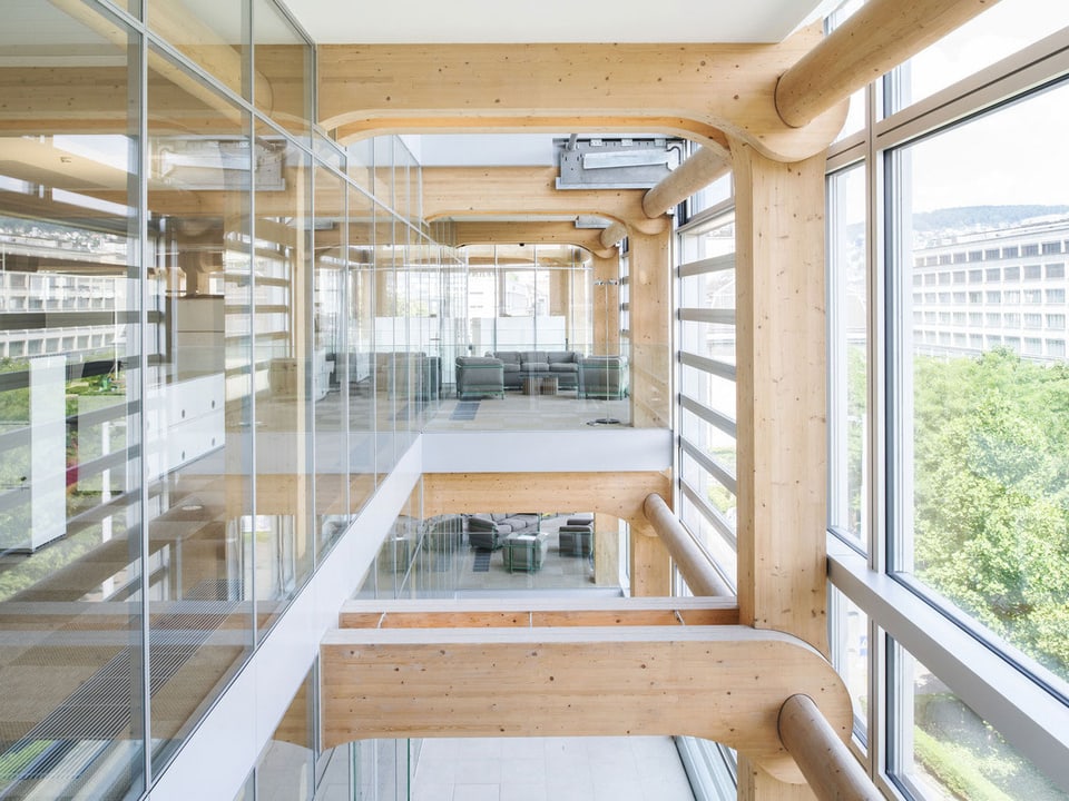 Holzelemente im Treppenhaus des Tamedia-Gebäudes des japanischen Architekten Shigeru Ban in Zürich.