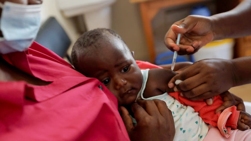 Ein Kleinkind erhält eine Impfung.