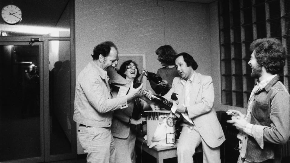 Ueli Beck, Elisabeth Schnell und Ueli Studer (v.l.n.r.) feiern die 1974 den 250. «Nachtexpress».