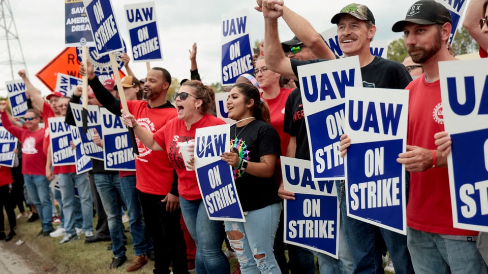 Streikende Mitglieder der Gewerkschaft «United Auto Workers» (UAW) in Delta Township.