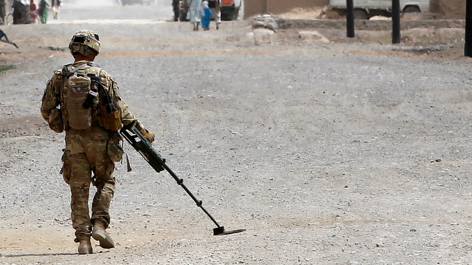 Ein US-Soldat durchsucht den Boden in Afghanistan nach Landminen.