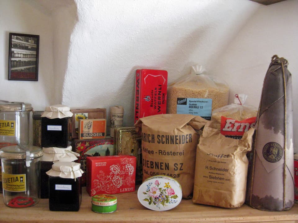 Zucker, Teigwaren, Lindtdose und andere Produkte auf Schrank