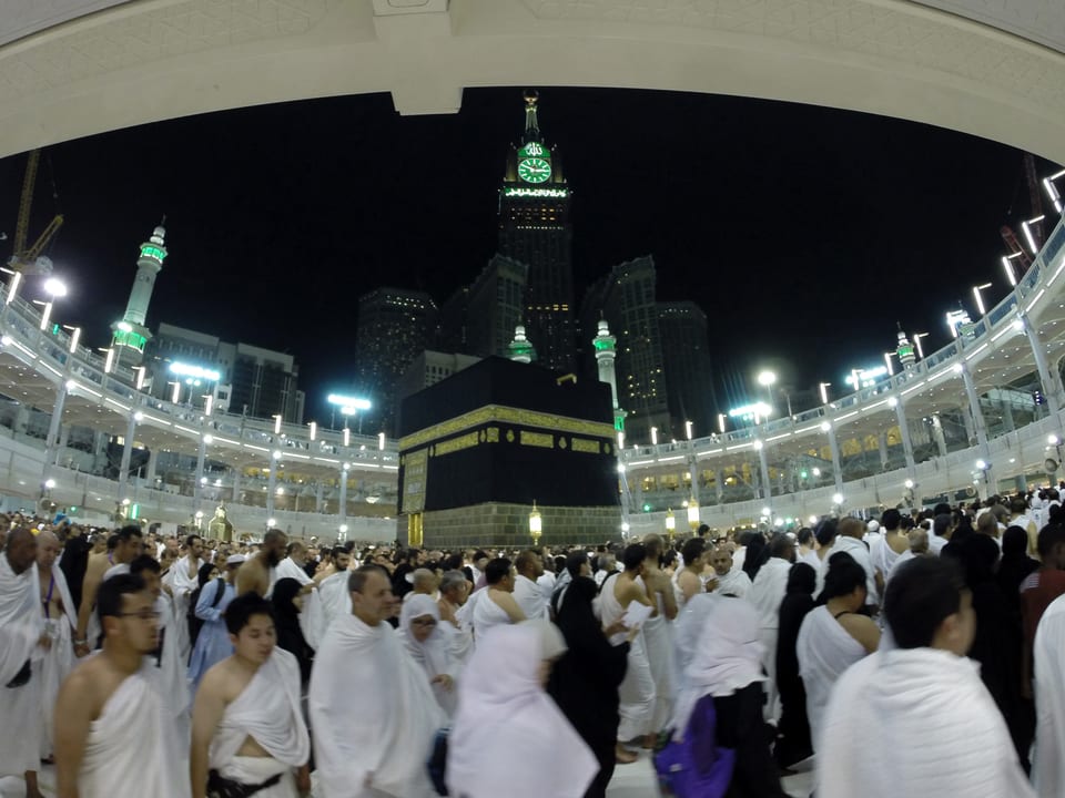 Pilger umrunden die Kaaba