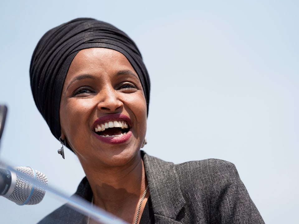 Ilhan Omar lacht