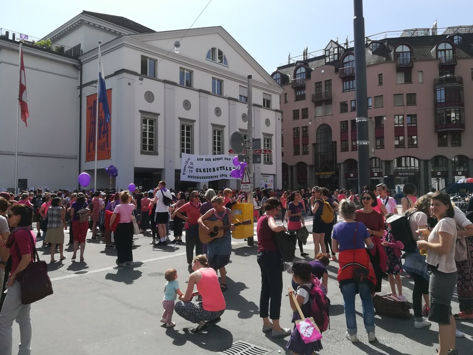 Einige hundert Frauen auf dem Theaterplatz in Luzern.