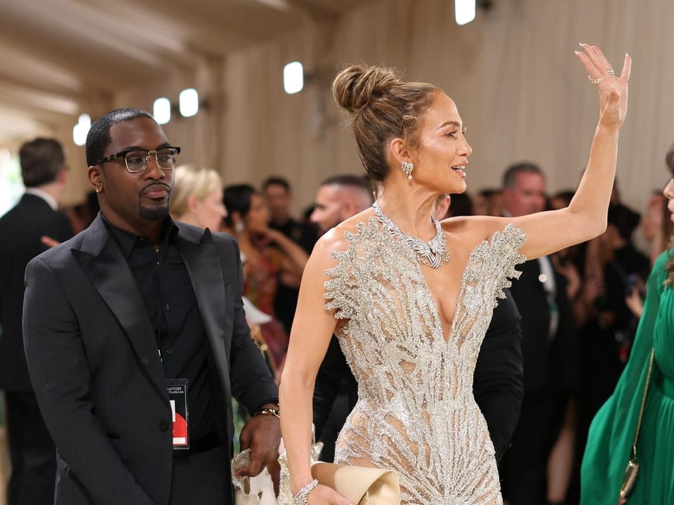 Sängerin Jennifer Lopez an der Met-Gala in New York. Sie trägt ein beiges Kleid.
