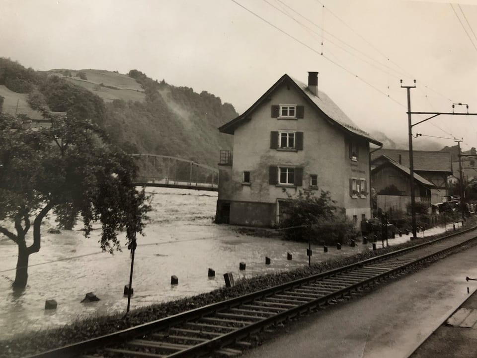 Friedas Geburtshaus in Mitlödi als die Linth Hochwasser führte. 