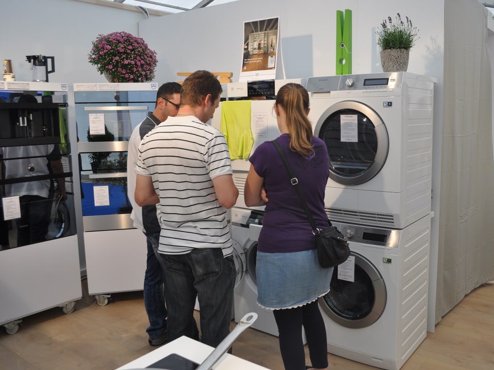 Kunden vor einem Waschmaschinenstand.