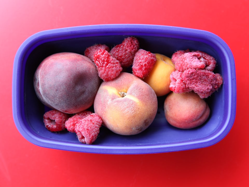Diverse Früchte in einem Plastikbehälter.
