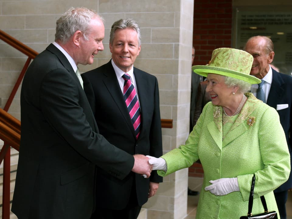 Martin McGuinness und Queen Elizabeth II.