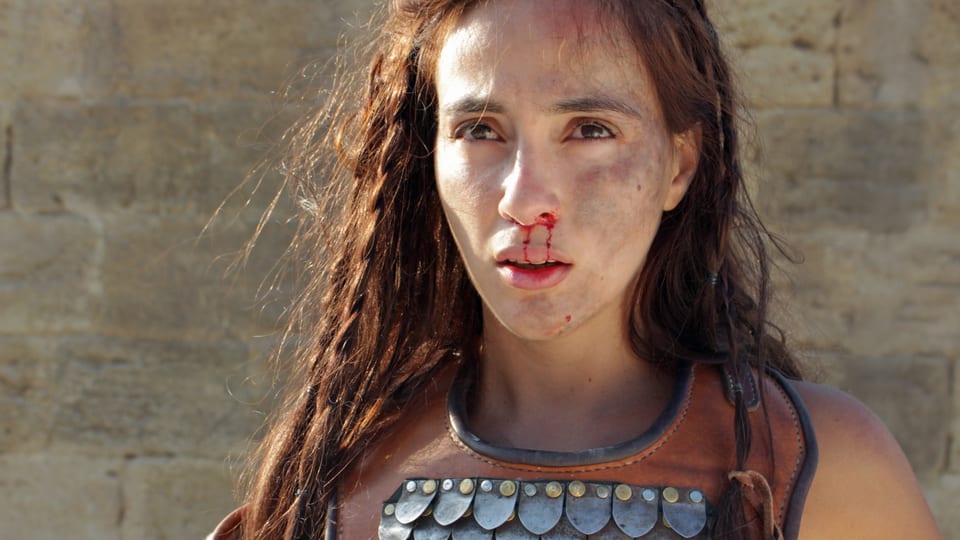 Eine Frau als Gladiatorin im Kolosseum.