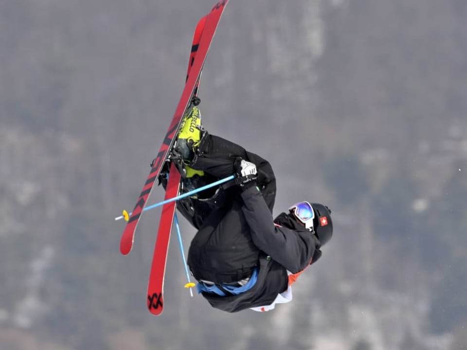 Andri Ragettli auf seinen Ski in der Luft.