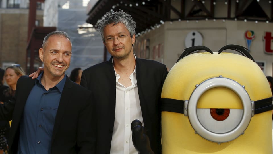Das Regie-Duo Kyle Balda & Pierre Coffin posieren auf der Premiere mit einem Minion.