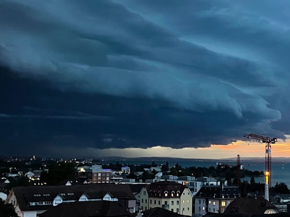 Dunkle Gewitterwolke am Bodensee