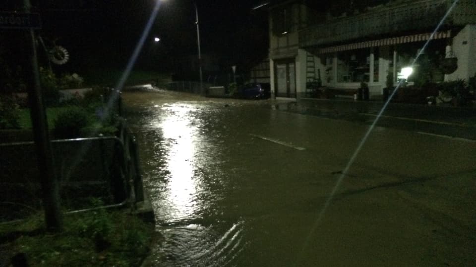 Überflutete Strasse im nächtlichen Wattenwil.