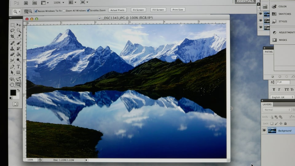Eiger, Mönch und Jungfrau erstrahlen in super Auflösung auf dem Monitor eines Macbook Pro - mit Photosho.