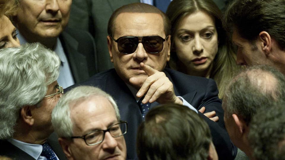 Silvio Berlusconi mit Sonnenbrille im Senat. (keystone)
