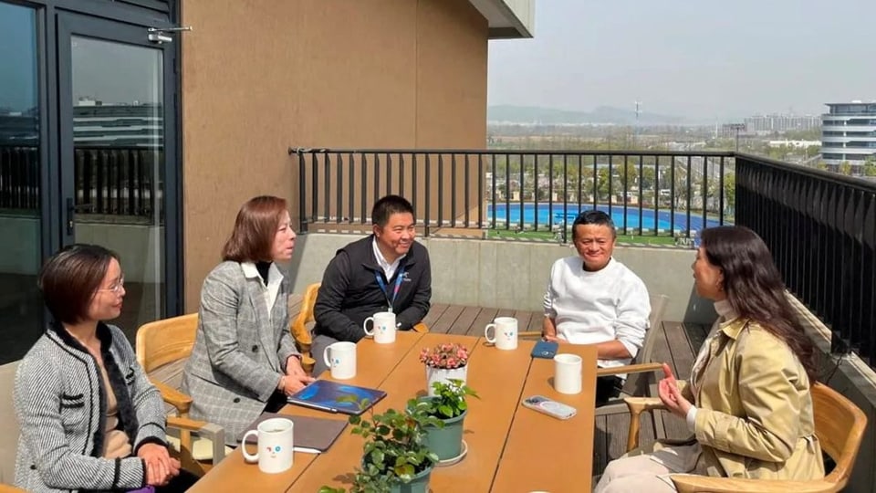 Jack Ma (zweiter von rechts im weissen Pullover) in entspannter Runde in der Hangzhou Yungu Schule.