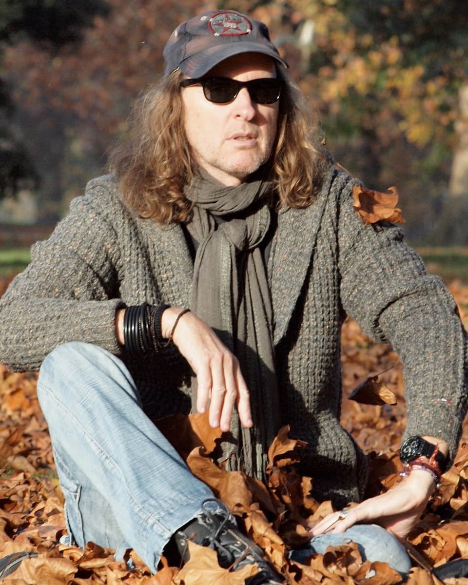 Chris von Rohr sitzt im Laub