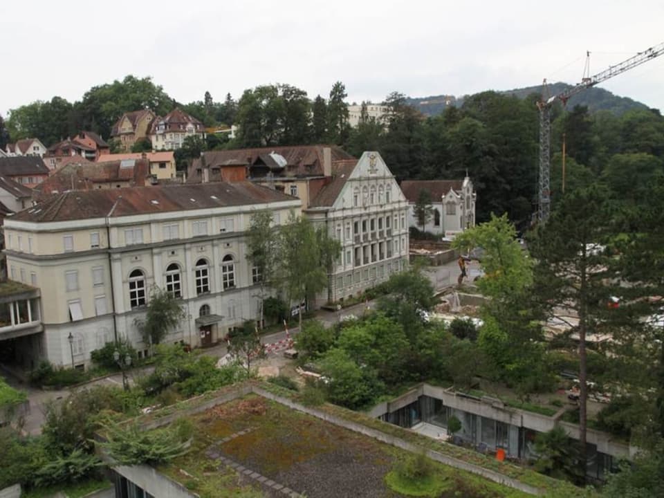 Gebäude mit Bäumen nebenan.