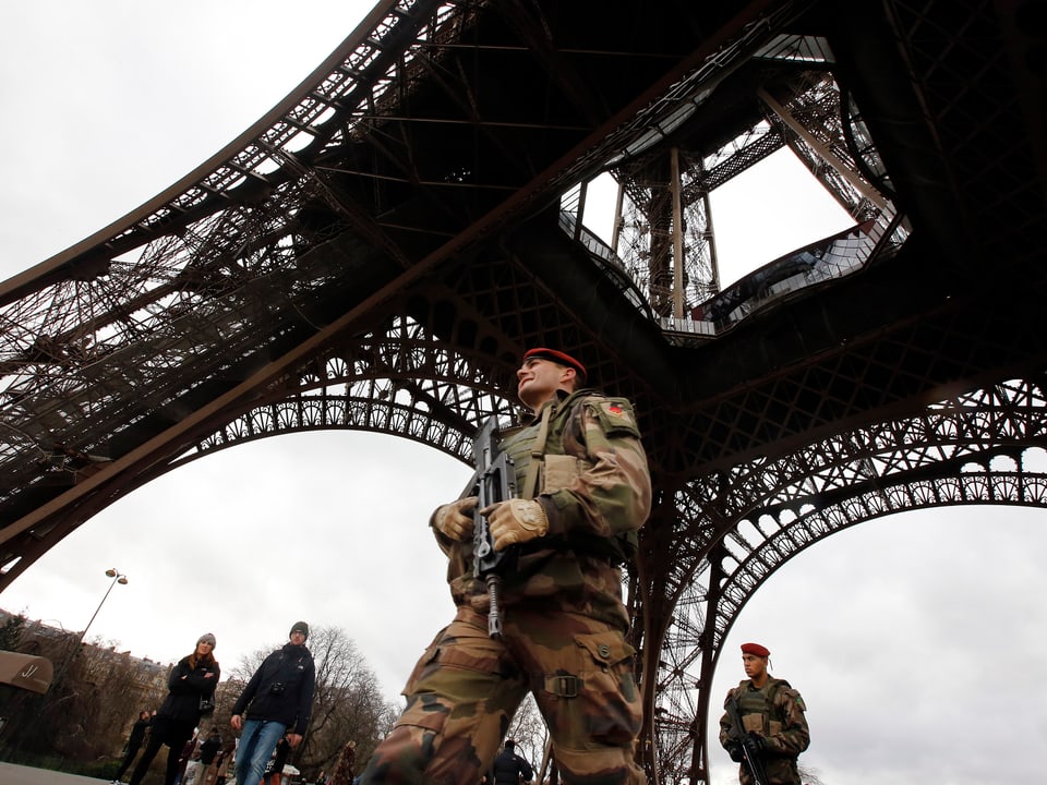 Soldat unter dem Eiffelturm.