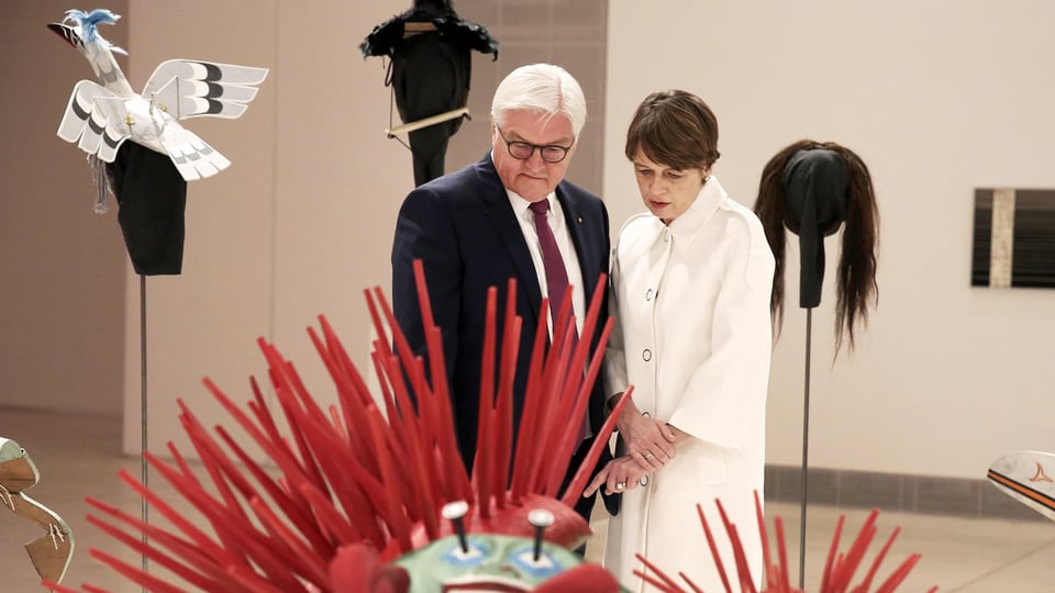 Frank-Walter Steinmeier und Elke Büdenbender vor einem Kunstwerk.