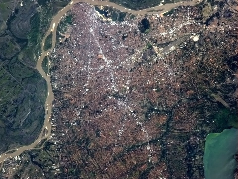 Blick aus dem Orbit auf Paraguays Grossstadt Asuncion.