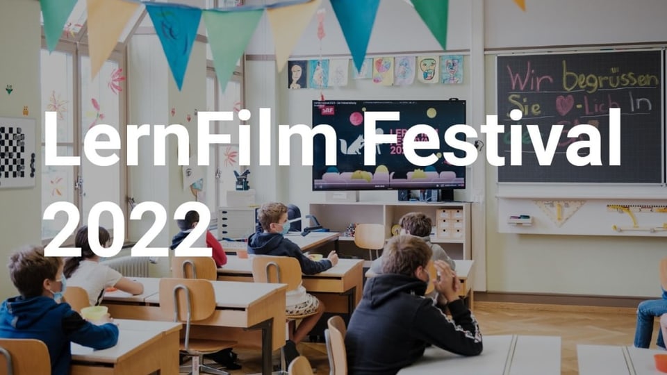 LernFilm Festival 2022 Lernende sitzen im Schulzimmer. Darüber der Schriftzug LernFilm Festival 2022.