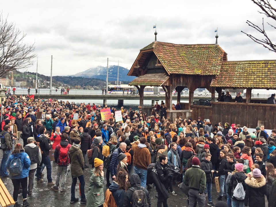 Am Klimastreik in Luzern: Jugendliche besammeln sich auf dem Rosengartplatz neben der Kapellbrücke.