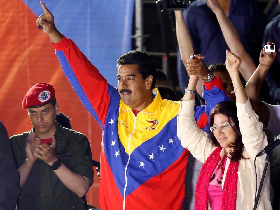 Nicolás Maduro (Mitte) und seine Frau Cilia Flores (rechts) – links der beiden steht ein Soldat