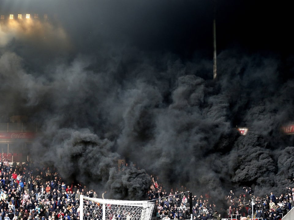 Rauchbombe im Stadion