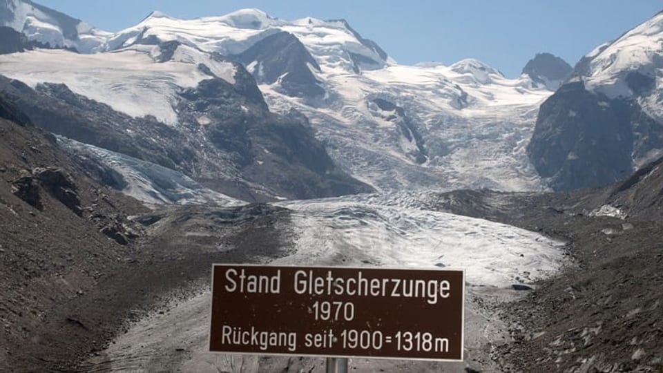 Infotafel zum Gletscherschwund des Morteratschgletschers bei Pontresina, aufgenommen am 12. August 2003.