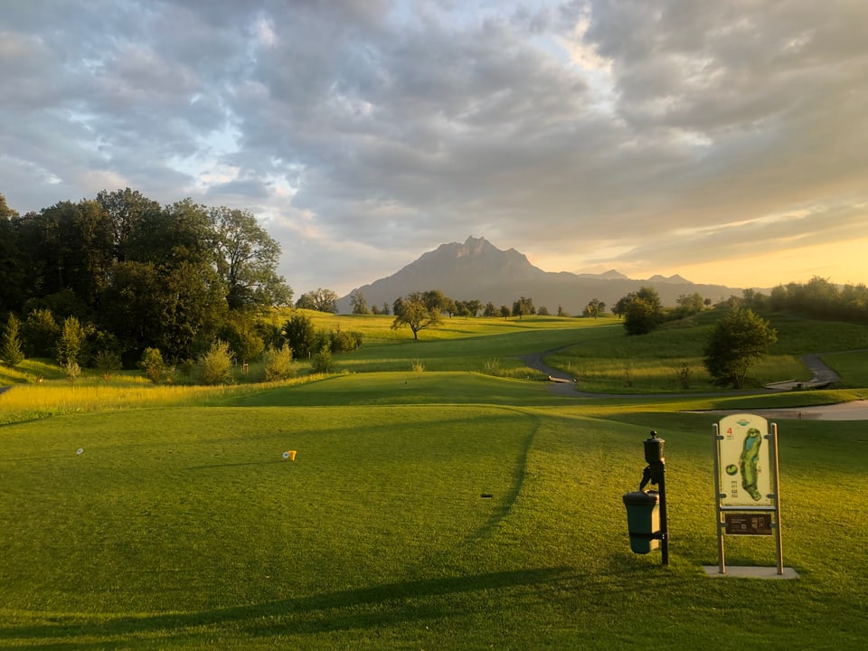 Bell'atmosfera sin la plazza da golf a Meggen suenter in urizi Bell'atmosfera sin la plazza da golf a Meggen suenter in urizi