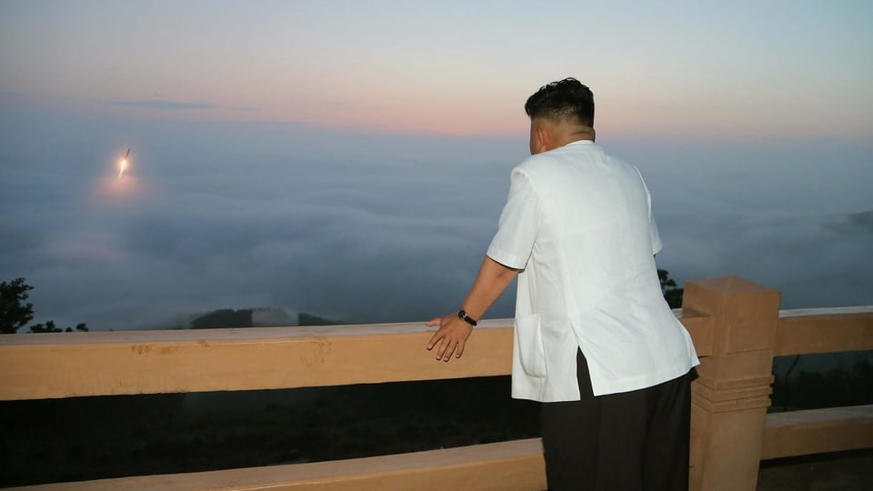 Kim Jong Un schaut zu, wie eine Rakete in den Himmel steigt.