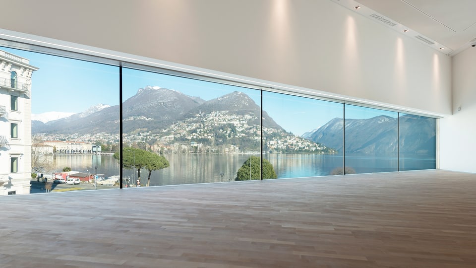 Innenansicht des neuen modernen Kulturzentrums in Lugano mit Blick auf Berge und See.