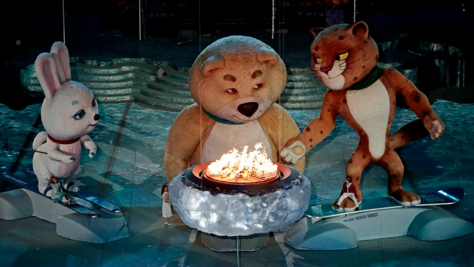 Den drei Maskottchen kam die Ehre zu, das olympische Feuer auszublasen.