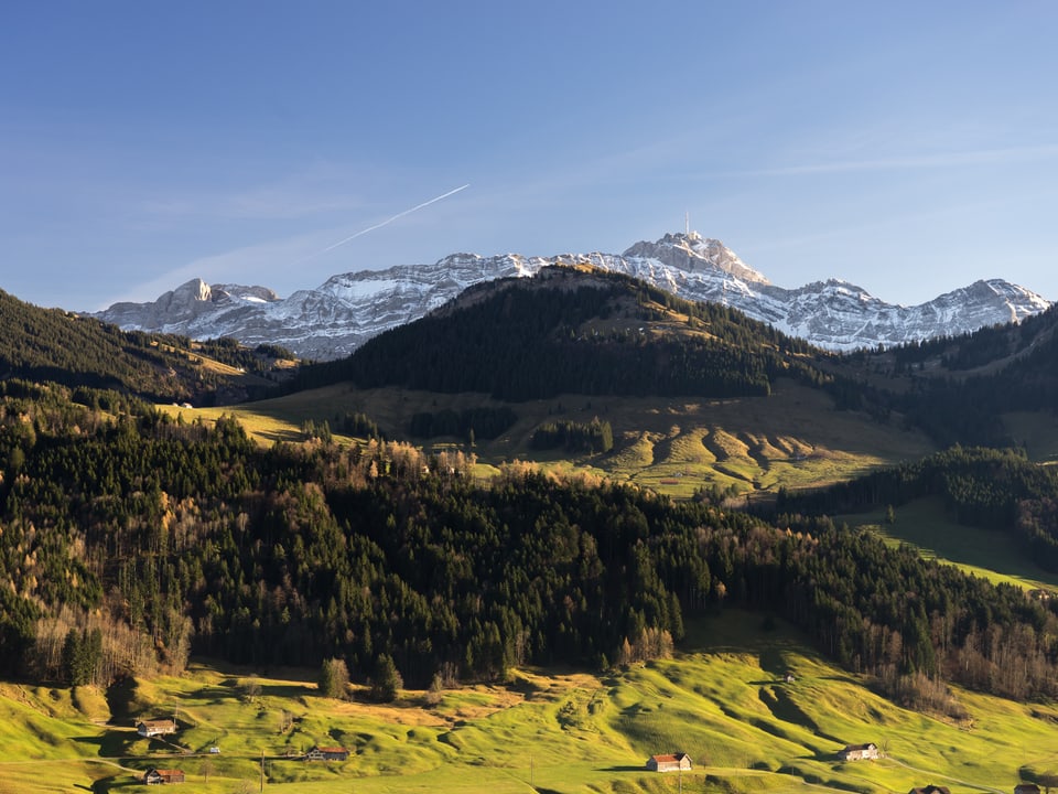 Bergpanorama im Appenzellerland mit Hügeln und Alpsteinmassiv.