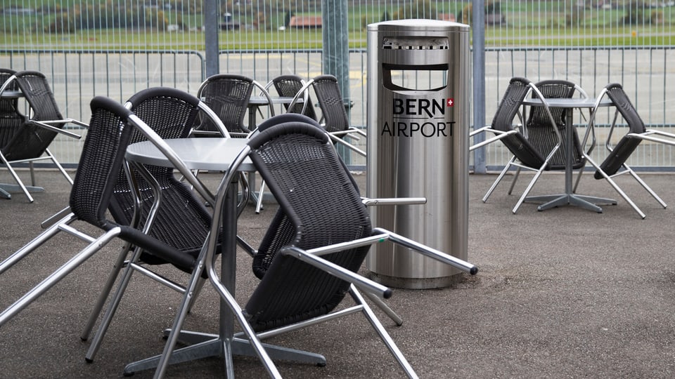 Stühle und Tische, Mülleimer mit Aufschrift Bern Airport