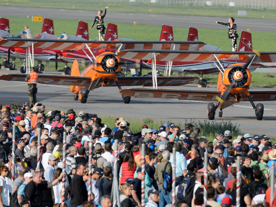 Die britischen «Breitling Wing Walkers» präsentieren Akrobatik auf alten Flugzeugen.