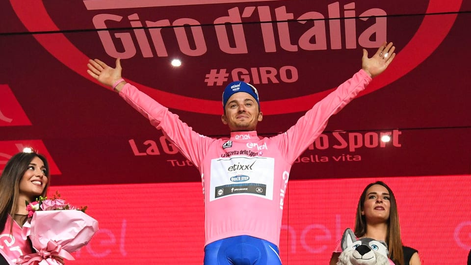 Gianluca Brambilla steht, rosa gekleidet, auf dem Podium.