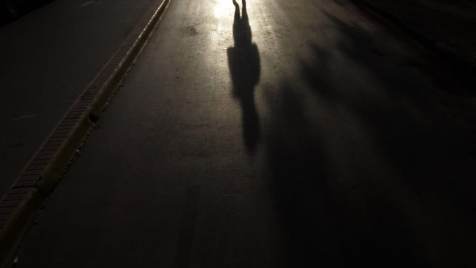 Frau flüchtet nachts auf einer Strasse