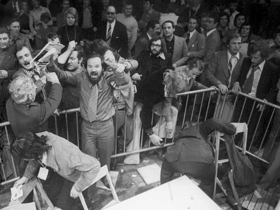 Protestierende Box-Fans im Hallenstadion 1974.