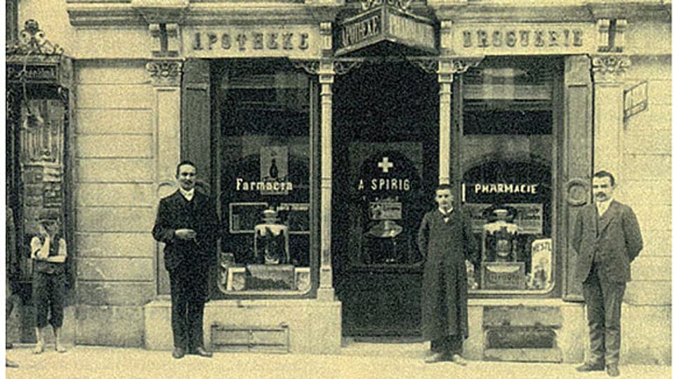 Historisches Foto vor einer Apotheke in Olten.